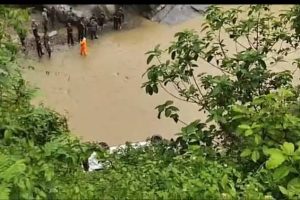 चितवनबाट काठमाण्डौ जादैँ गरेको माइक्रो धादिङमा दुर्घटना