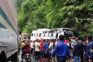 चितवनमा बस र टिप्पर ठोक्किदा १२ जना घाइते