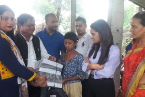 राप्तीमा विपन्न परिवारका दिदिभाईलाई स्टेसनरी र खाद्यान्न सहयोग