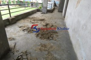 चितवनमा विद्यालयको भवन निर्माणमा चरम लापरबाही , बालुवा माथी नै पनिङ