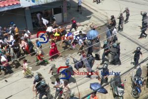 रविको सर्मथकद्धारा प्रहरीको गाडी तोडफोड  , प्रहरीद्धारा चार सेल अश्रुग्याँस प्रहार