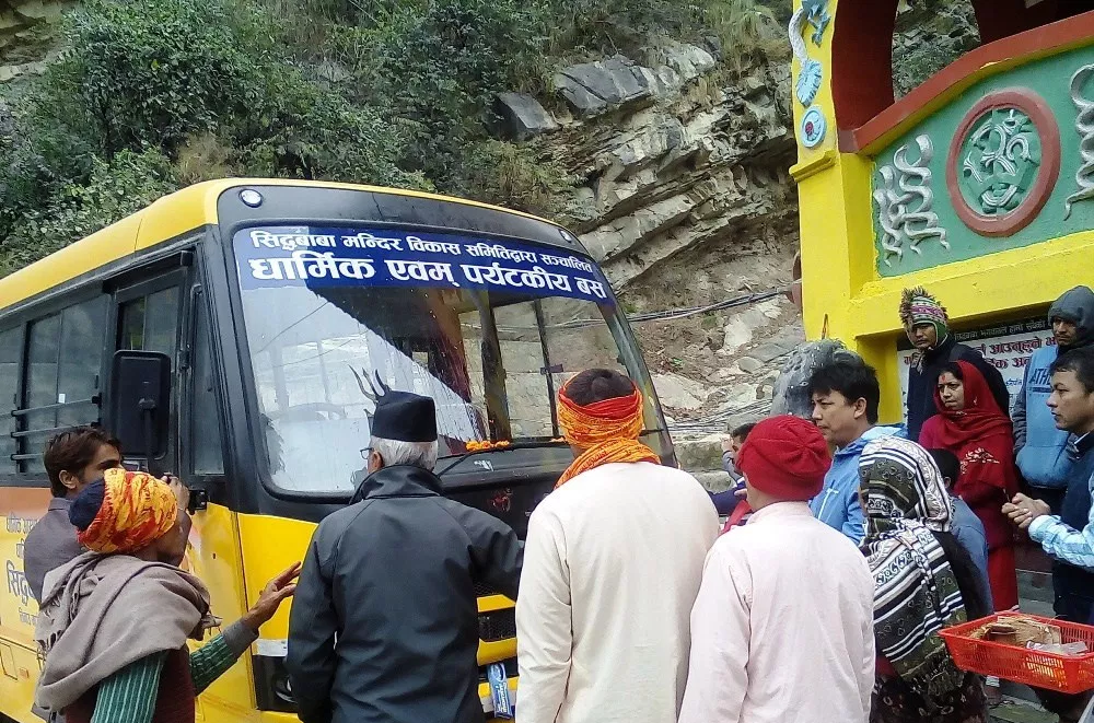 सिद्धबाबा दर्शनार्थीलाई  निःशुल्क बस, मन्दिरको आयमा वृद्धि