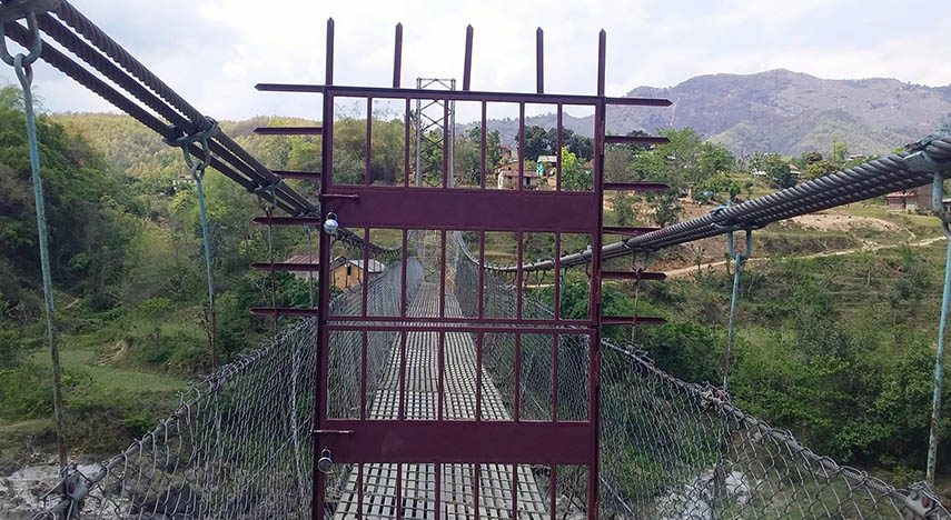 उदयपुरबाट खोटाङ प्रवेश गर्ने झोलुङ्गे पुलमा तारजालीको बार