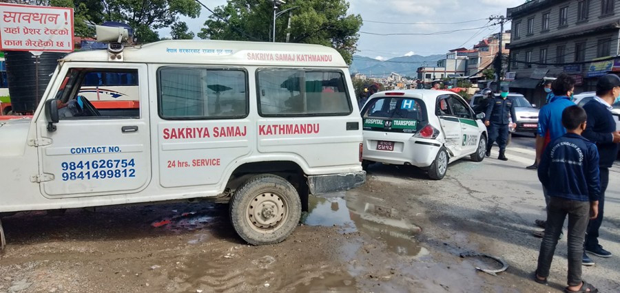 मापसे गरेका एम्बुलेन्स चालकले दिए निजी कारलाई ठक्कर