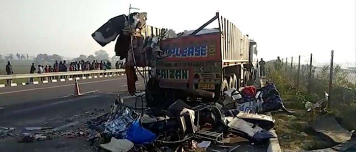 लकडाउनमा ट्रकमा घर फर्कने क्रममा दुर्घटना, २४ मजदुरको मृत्यु