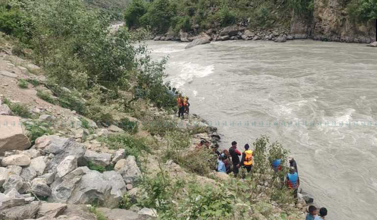 करिब ३९ यात्रु बोकेको टिपर कर्णालीमा खस्यो