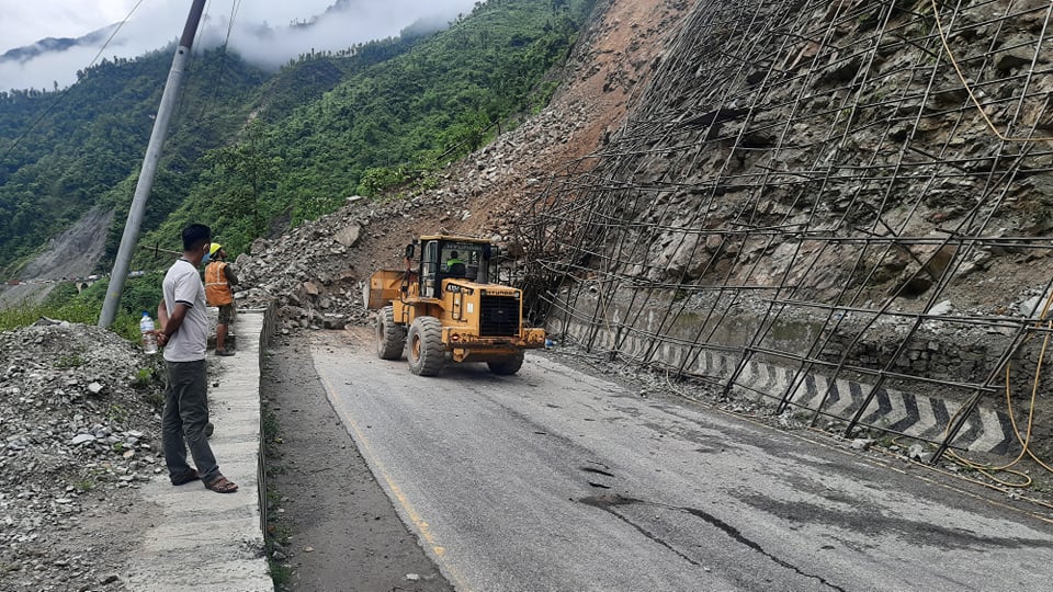 पहिरोको कारण अवरुद्ध सिद्धार्थ राजमार्ग सञ्चालनमा