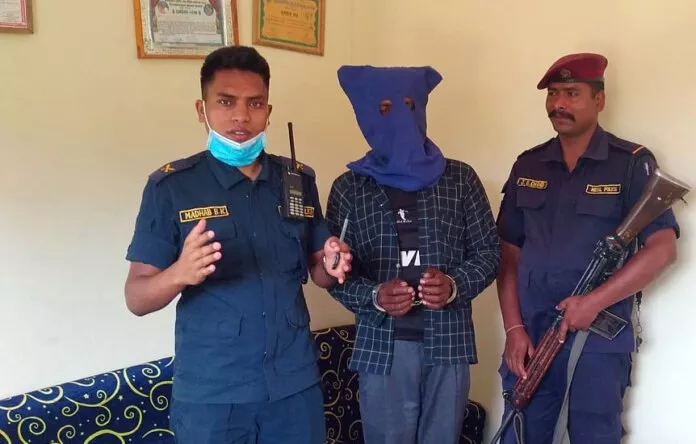 कैलालीमा रुखमा बाधेर आफ्नै छोरी बलत्कार गरेको आरोपमा बुवा पक्राउ