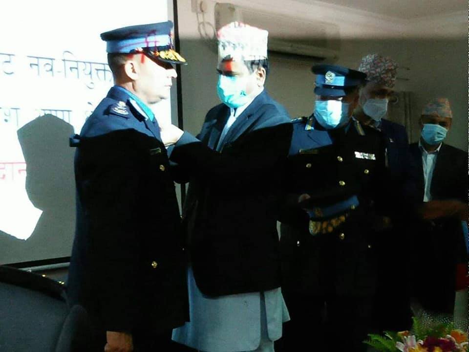 नवनियुक्त आईजीपी क्षेत्रीलाई गृहसचिवले लगाइदिए दर्ज्यानी चिन्ह