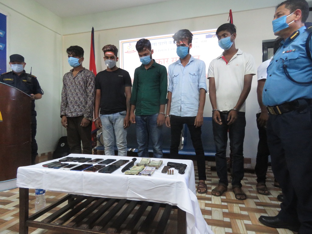 एक वर्षदेखि व्यापारीलाई ज्यान मार्ने धम्की दिँदै असुली गर्ने पाँच जना पक्राउ