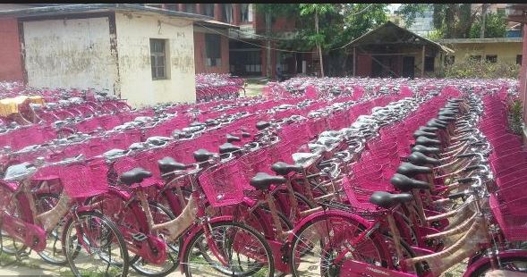 सामुदायिक विद्यालयका छात्रालाई साइकल