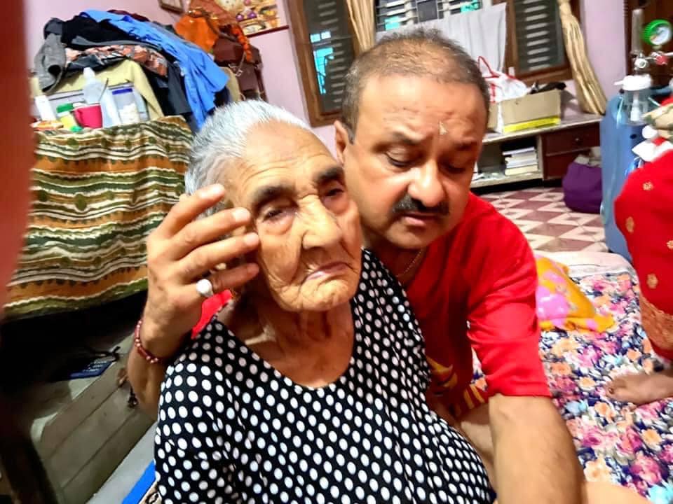 चर्चित हास्यकलाकार  शिवहरि पौडेललाई मातृ शोक