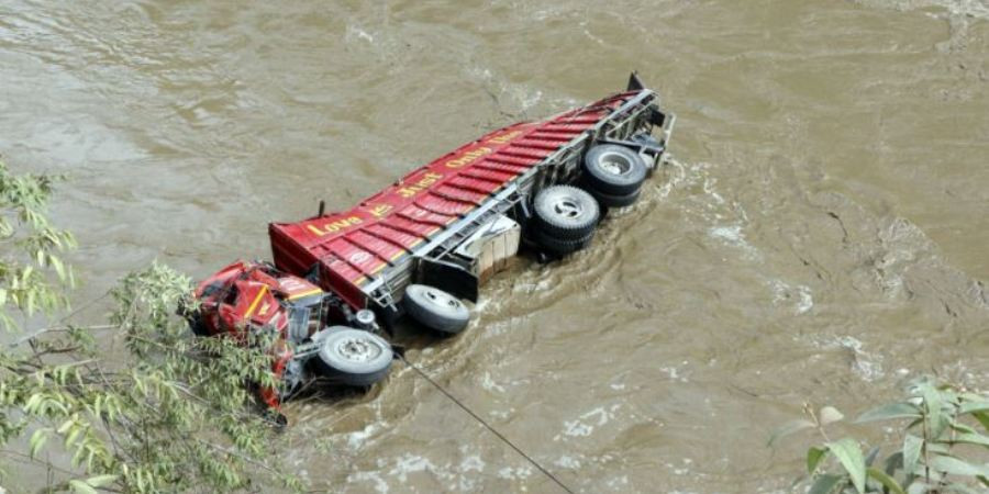 मर्स्याङ्दी नदीमा ट्रक खस्दा ६ जनाकाे मृत्यु