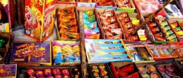 प्रहरीद्वारा रु चौध लाखको पटाका र लत्ताकपडा बरामद