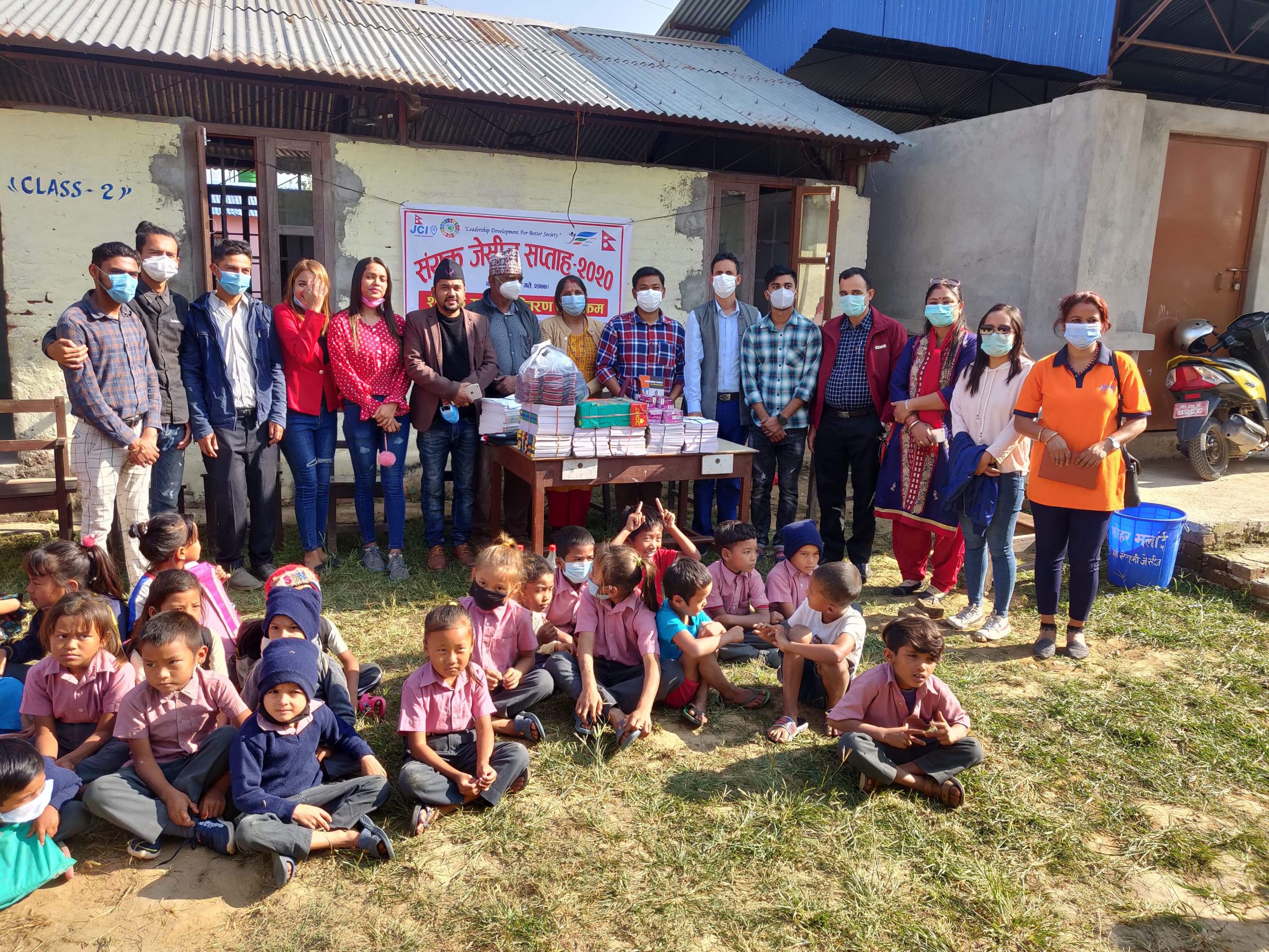 जेसीजद्वारा राप्तीको एक विद्यालयमा शैक्षिक सामाग्री वितरण