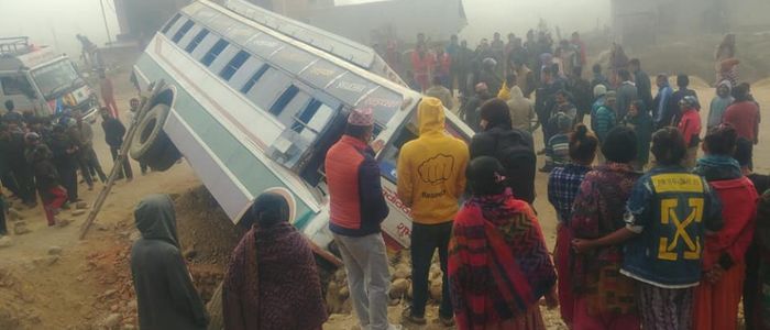 मकवानपुरमा यात्रुवाहक बस दुर्घटना हुँदा २२ जना घाइते