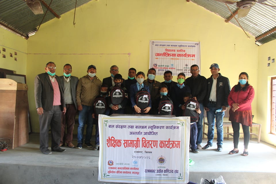 विद्यार्थीलाई शैक्षिक सामग्री सहयोग