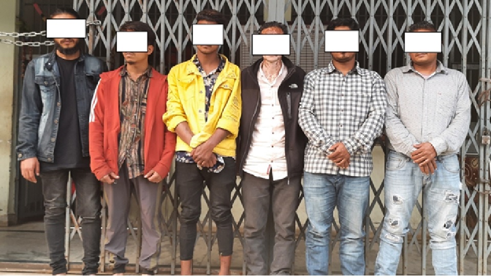 चितवनमा यात्रुलाई दुख दिने ६ जना बिचौलिया पक्राउ