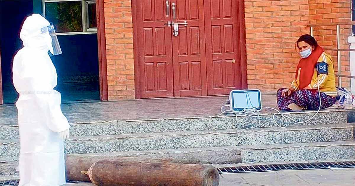 बेड अभाव भएपछि दाङको अस्पतालमा भुइँमा राखेर उपचार