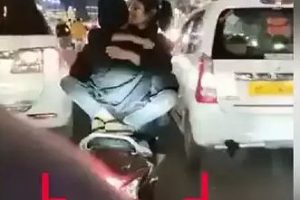 गुडिरहेको बाइकमा रोमान्स गर्ने जोडीमाथि प्रहरीको कारवाही (भिडियो)