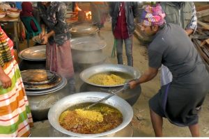 जन्तीको भिड देखेर माइतीको होस उड्यो, कार्ड हेरेर खाना दिए, धेरै भोकै फर्किए