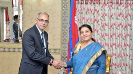राष्ट्रपति भण्डारीसँग भारतीय विदेश सचिव क्वात्राको शिष्टाचार भेटवार्ता