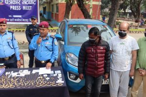 चितवन प्रहरीद्वारा एक करोडको गहनासहित तीन जना पक्राउ