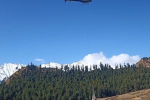 हेलिकप्टरबाट हुम्लाको गाउँगाउँमा नुन ढुवानी