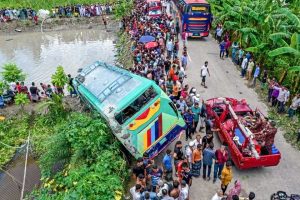 बंगलादेशमा बस पोखरीमा खस्दा १७ यात्रुको मृत्यु