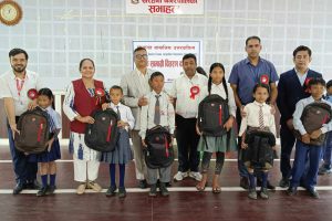 खैरहनीका ५४ जना विद्यार्थीलाई माछापुच्छ्रे बैंकले दियो शैक्षिक सामाग्री