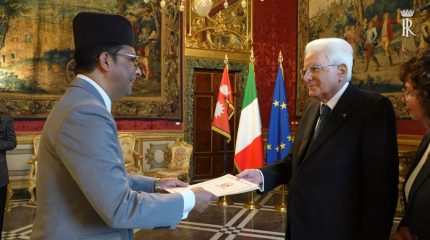 इटालीका राष्ट्रपति माटारेलासमक्ष ओहोदाको प्रमाणपत्र प्रस्तुत