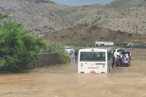 ओमानमा गाडीलाई तीव्र वेगको पानीले बगाउँदा १२ जनाकाे मृत्यु
