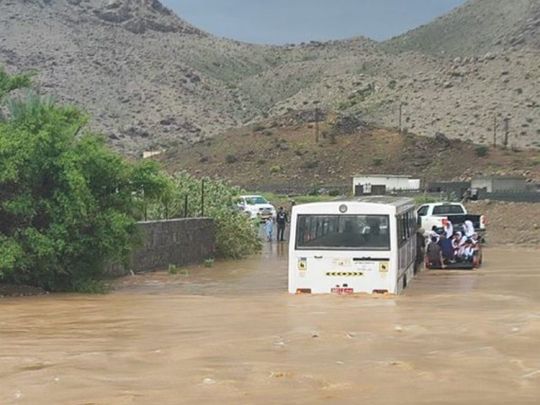 ओमानमा गाडीलाई तीव्र वेगको पानीले बगाउँदा १२ जनाकाे मृत्यु