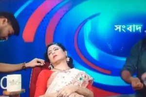 समाचार पढ्दा पढ्दै न्युज एंकर अचानक बेहोस भएपछि….