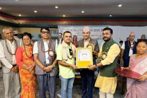पत्रकार हाेमनाथ सापकाेटा राष्ट्रिय पत्रकारिता पुरस्कार २०८१ बाट पुरस्कृत