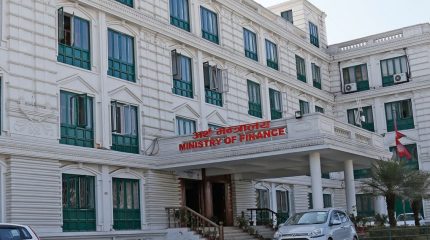 अर्थ मन्त्रालयको दोस्रो त्रैमासिक समीक्षा: बजेट खर्च बढ्यो, राजस्व र पुँजीगत खर्चमा दबाब