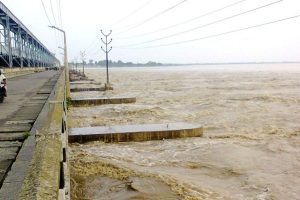 कोशी नदीमा पानीको बहाव खतराको तहभन्दा माथि, ब्यारेजका १८ वटा ढोका खोलियो