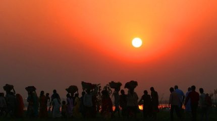 आज अस्ताउँदो सूर्यलाई अर्घ्य दिँदै छठ पर्वको मुख्य विधि सम्पन्न हुँदै