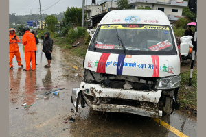 आँबुखैरेनीमा माइक्रो बस दुर्घटना: एक महिलाको मृत्यु, १४ जना घाइते