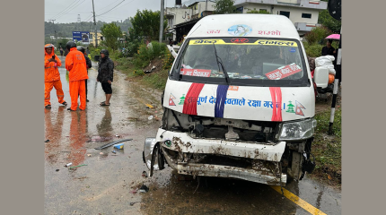 आँबुखैरेनीमा माइक्रो बस दुर्घटना: एक महिलाको मृत्यु, १४ जना घाइते