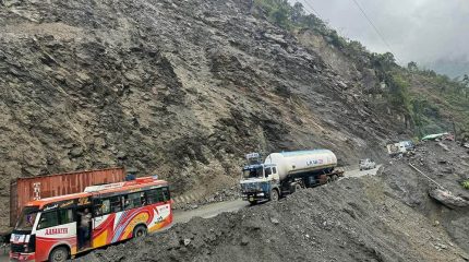 तुइन खोलामा अवरुद्ध नारायणगढ–मुग्लिन सडक पुनः सुचारु