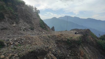 बारपाक–लाप्राक सडकखण्डमा बुधबारसम्म सवारी आवागमन रोकिए