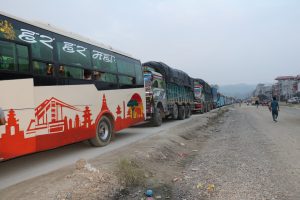 दाउन्नेमा करिब ८ किलोमिटरसम्म सवारी जाम