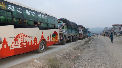 दाउन्ने खण्डमा आवागमन अवरुद्ध, नवलपुर प्रहरीले वैकल्पिक मार्ग प्रयोग गर्न अनुरोध