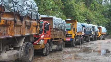 बञ्चरेडाँडा जान थाले फोहर बोकेका गाडी