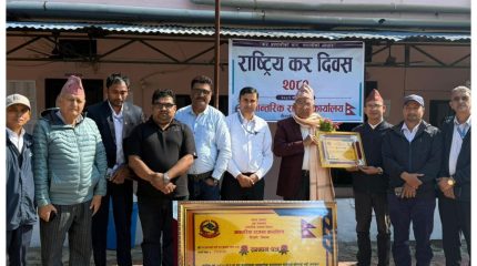 धेरै कर तिर्ने खैरहनीको नव पुष्पान्जली कापी उद्योग सम्मानित