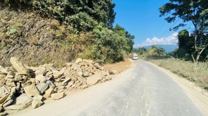 डुम्रे बेसीशहर सडकखण्डको तुरतुरे चाम्बास भाग आजदेखि दैनिक साढे घण्टा बन्द