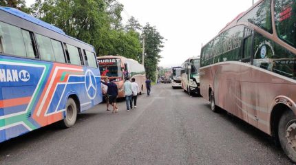 सामान्य वर्षामै सडक हिलो, पूर्व–पश्चिम राजमार्गमा सवारी जाम