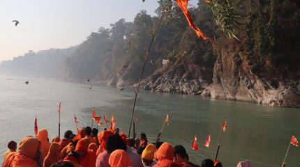 देवघाटमा बाँसको लिङ्गो ठड्याउँदै माघेसङ्क्रान्ति मेला सुरु