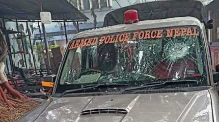 वीरगञ्जमा भन्सार छलि कपडा गोदाममा छापा, सशस्त्र प्रहरीमाथि आक्रमण